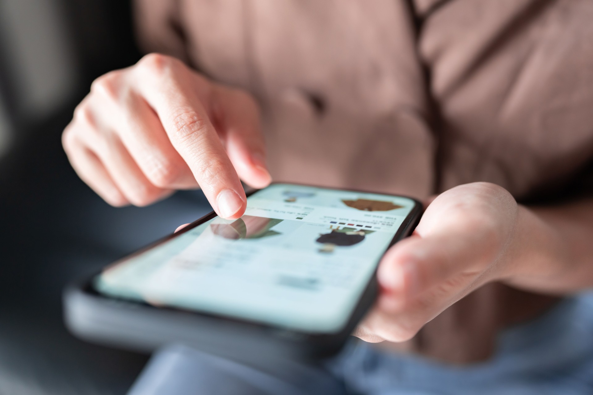 Femme achats en ligne sur téléphone intelligent vêtements de mode à la maison